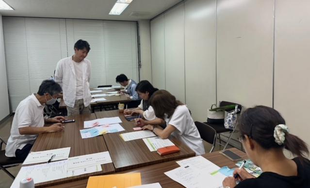 ガイドマップに掲載する記事を作成するメンバーの写真