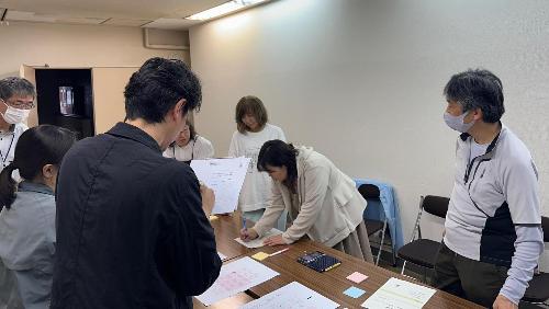 ガイドマップの記事を考えるメンバーの写真