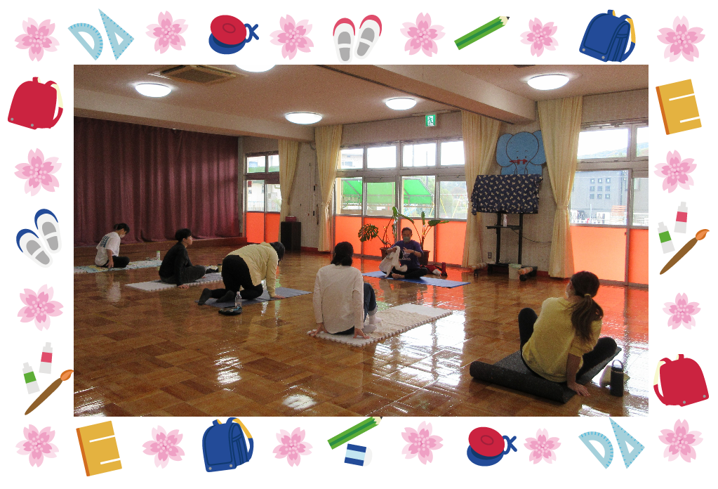 座って骨盤体操教室に参加する母親の様子