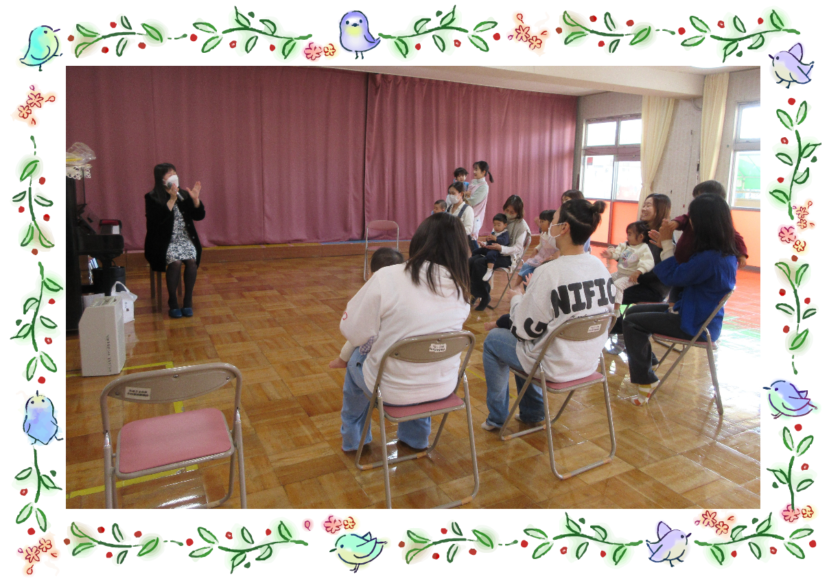 子どもをお膝に乗せて、ピアノに合わせてリズム遊びをする親子の様子