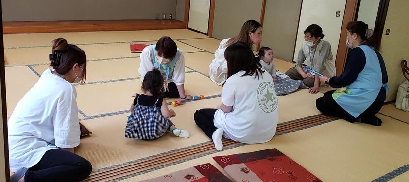 和室に赤ちゃんとお母さんの3組が保健師、栄養士、助産師と相談している様子