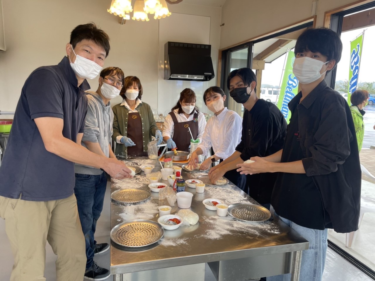 フィールドワークのピザづくり体験(中央公園)