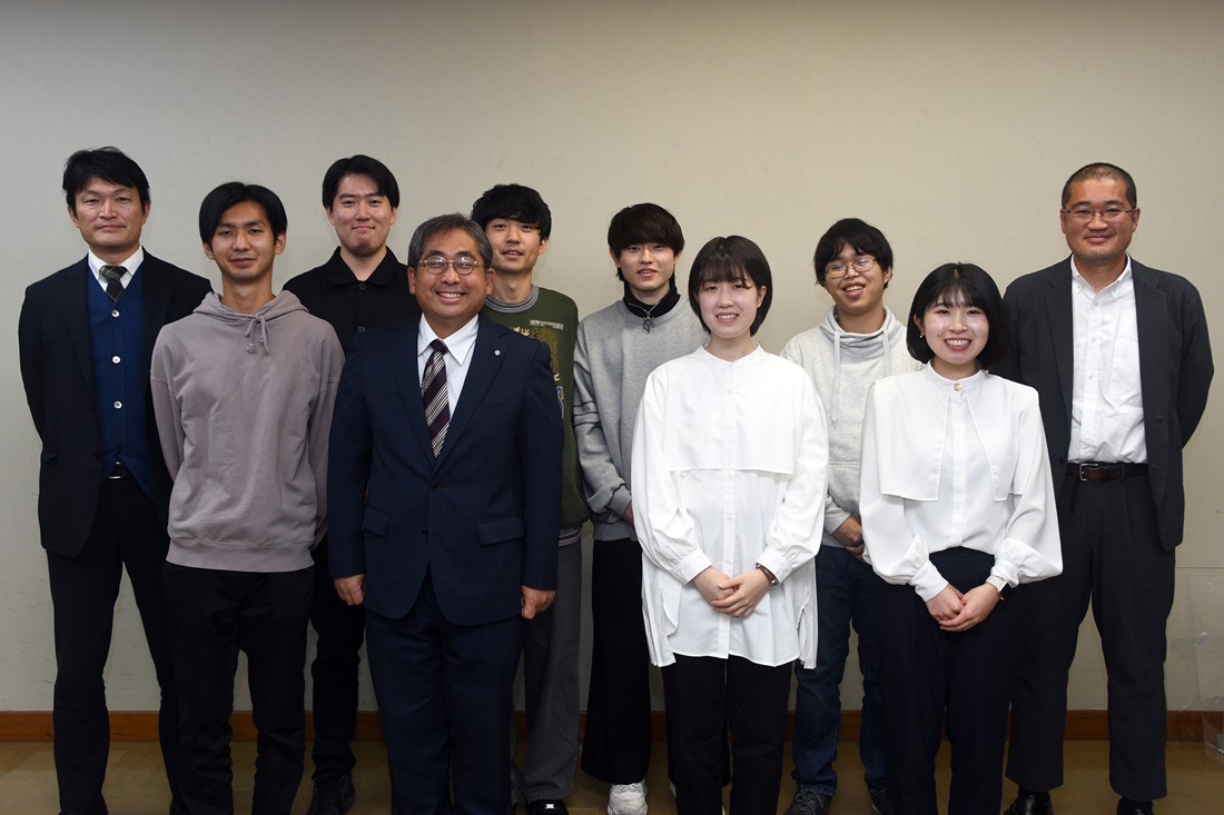 東海大学観光学部片岡准教授及び学生の皆さん、ファームビレッジ湘南関野様、中井町長集合写真