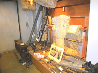わらを加工する機械が展示されている写真