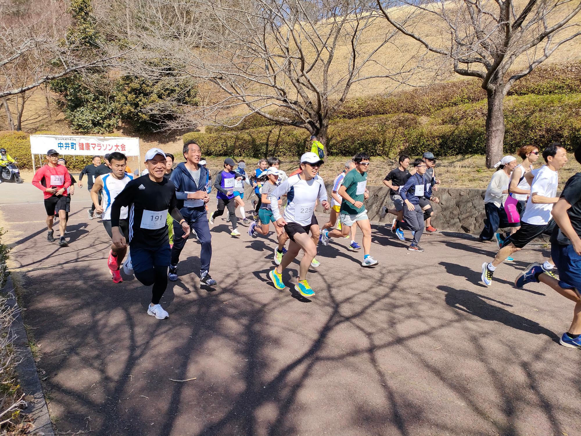 第51回中井町健康マラソン大会個人の部スタート直後の様子