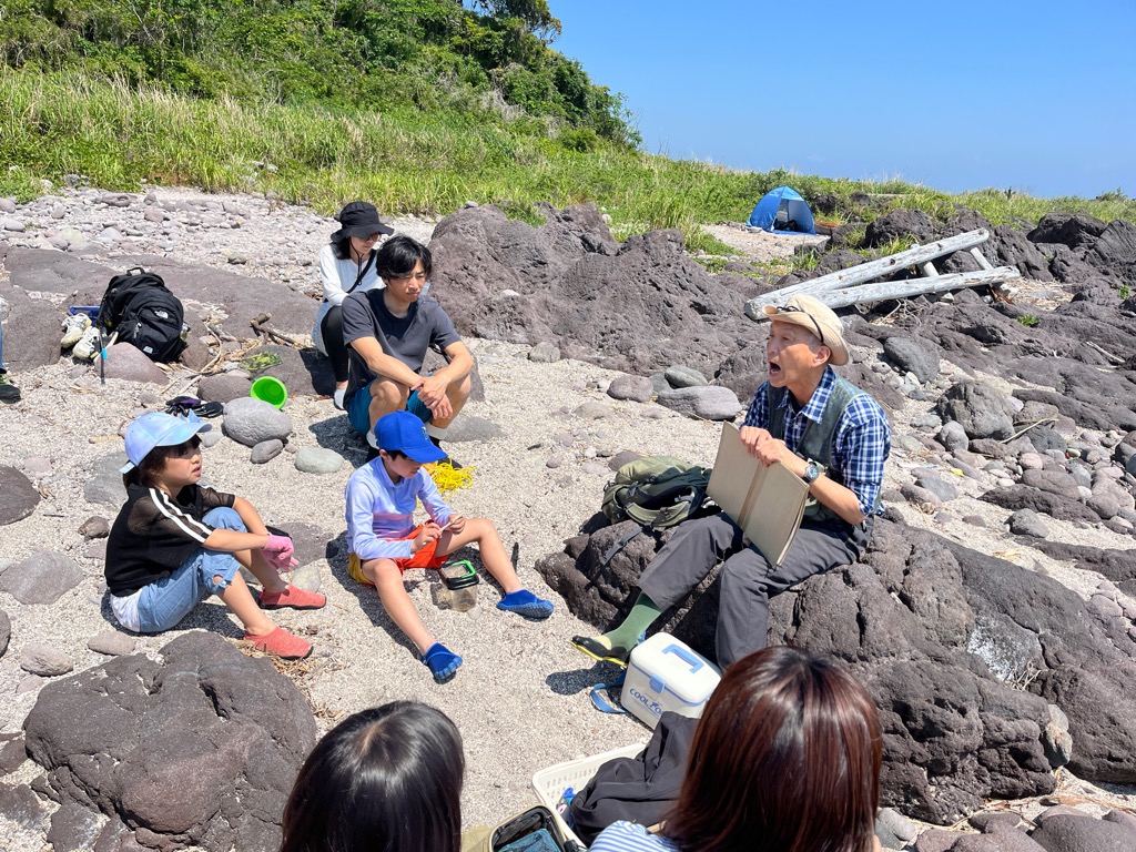 自然観察会で先生が紙芝居で説明している様子