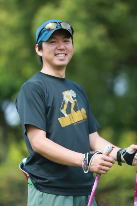 WINS代表の田村秀人さんが、ポールを持って立っている写真