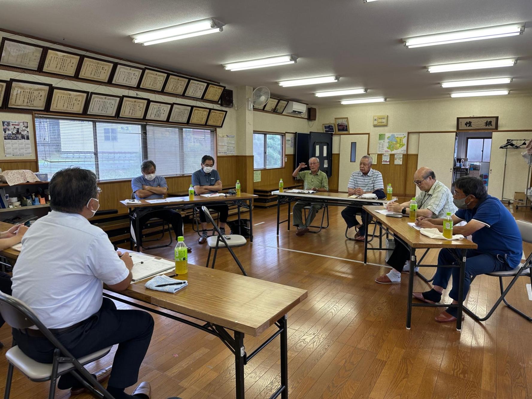 遠藤自治会館で町長と話し合う皆さんの写真