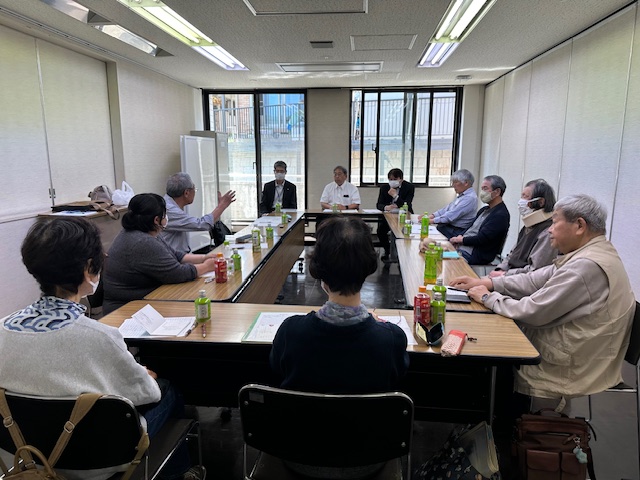井ノ口公民館で俳句同好会の方と話し合っている様子の写真