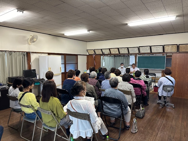 下井ノ口自治会館で下井ノ口の女性と話し合っている写真