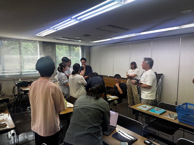 ウィキペディアの編集に必要な参考文献を見て話し合っているところ