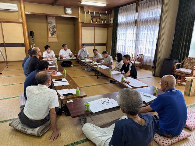 松本自治会館で町長と話し合う人たちの写真