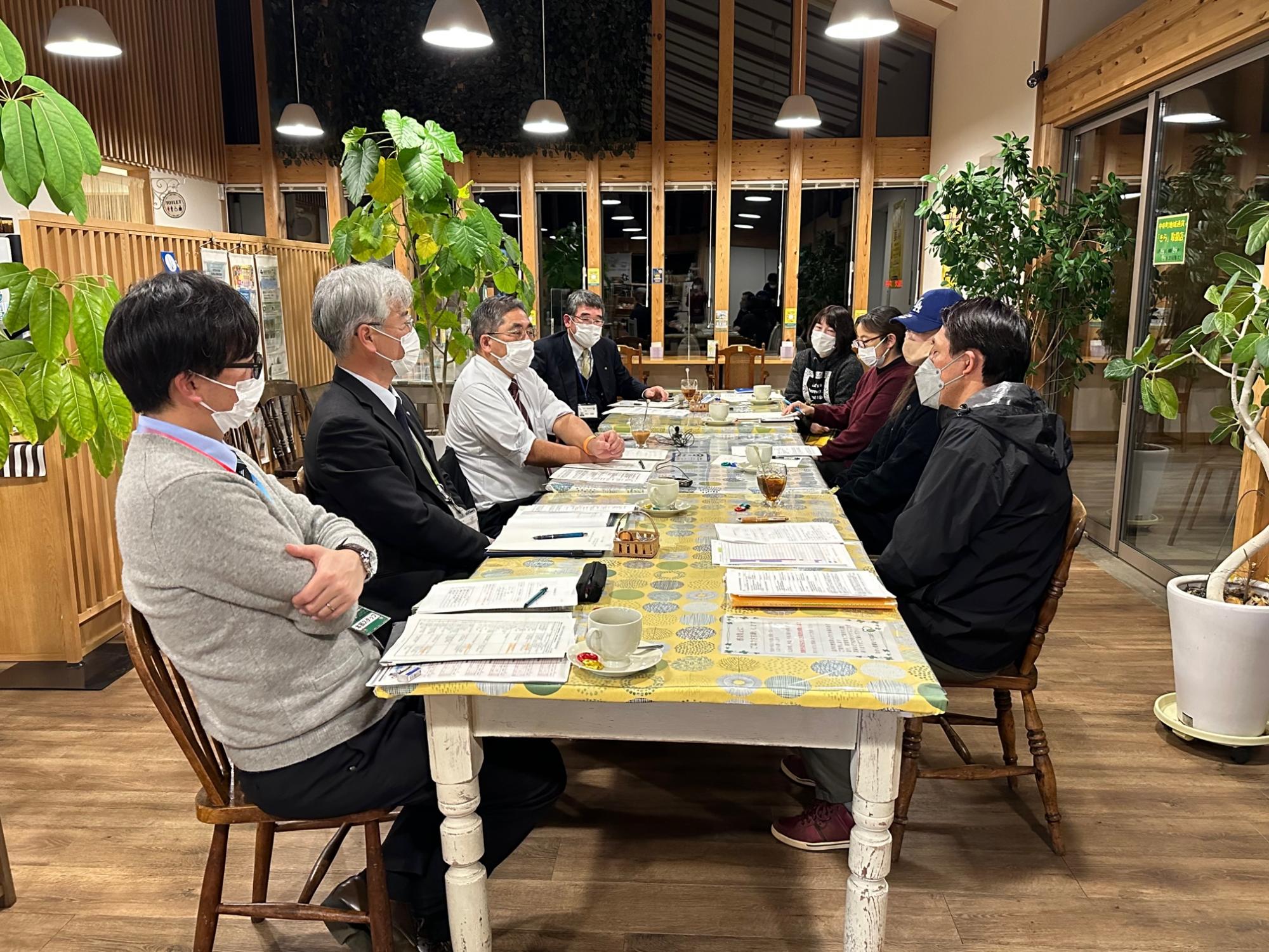 子ども会役員と町長がカフェで話し合っている写真