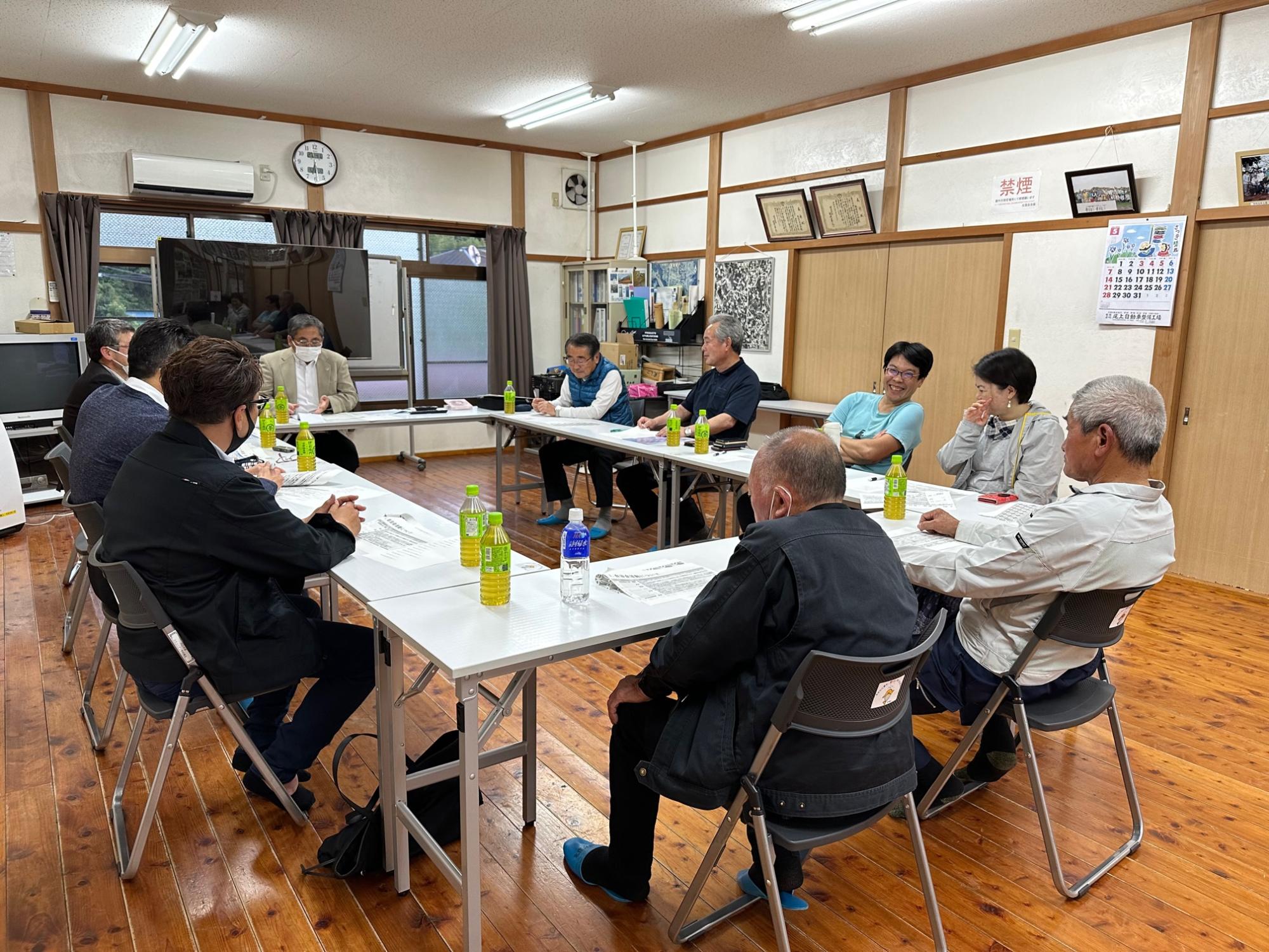 地域にお住まいの方と自治会館で話し合う写真