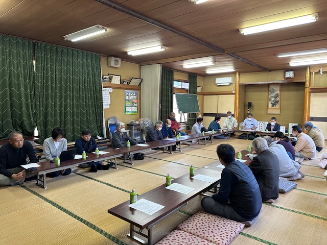 下井ノ口自治会の皆さんと話し合っている写真