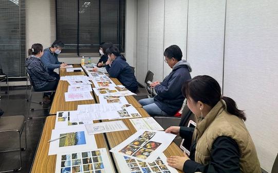ガイドマップに掲載する記事を話し合っている写真