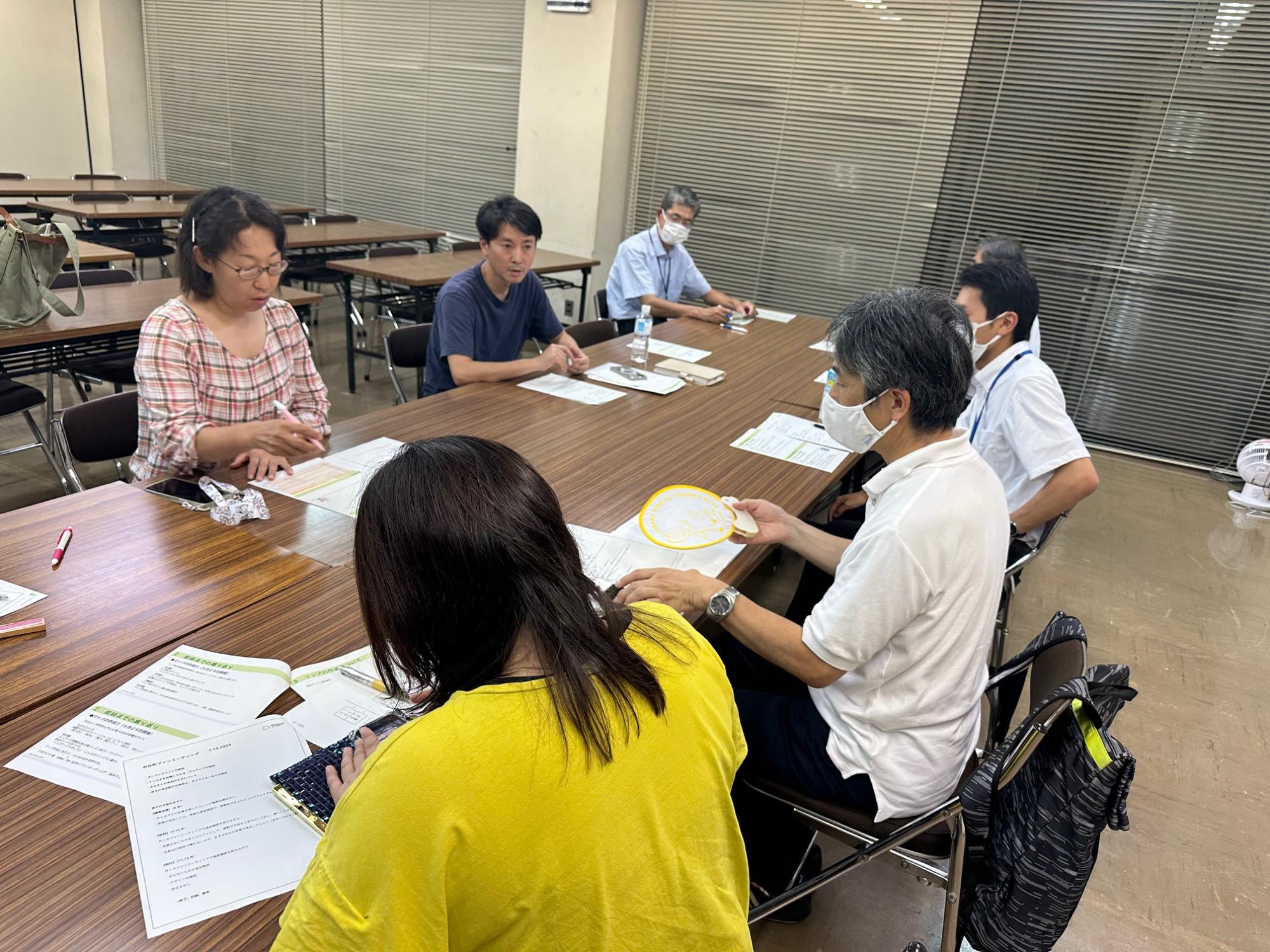 会議室でメンバーが話し合っている様子の写真