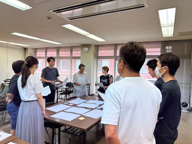 ガイドマップの構成をメンバーみんなで考えている写真
