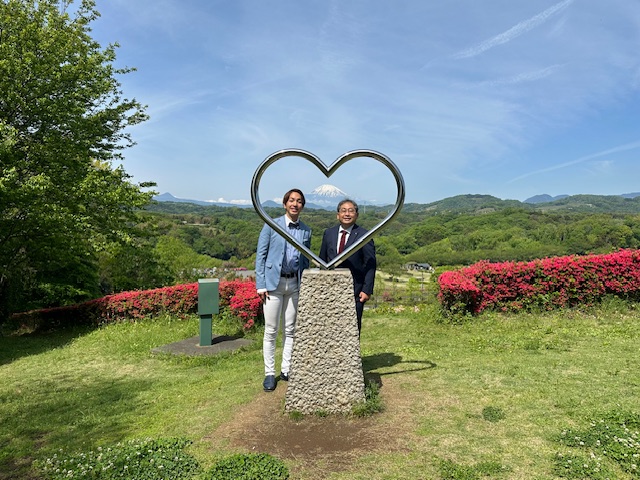 スカイサーキット松本さんと中井町長がハートの丘で並んでうつっている写真