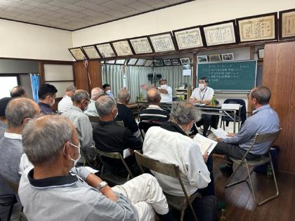 下井ノ口自治会の皆さんと話し合っている写真