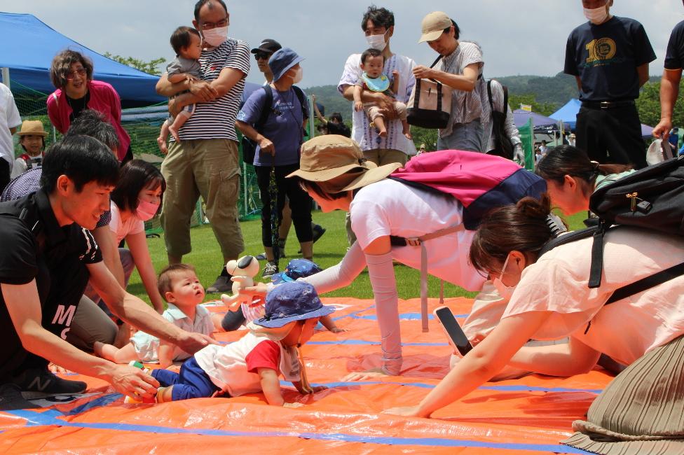 中井中央公園スポレク祭 ハイハイレースの様子