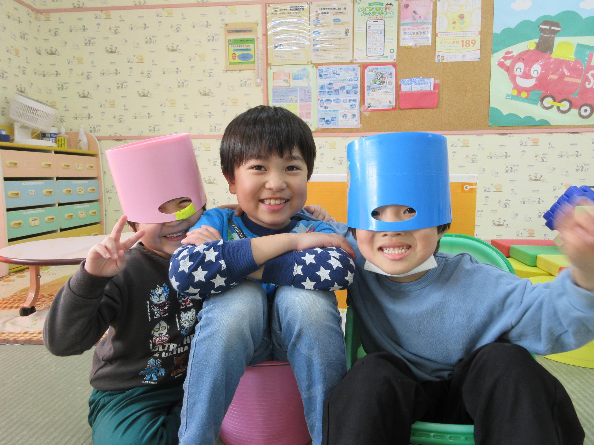 おもちゃで遊ぶ3人の男の子