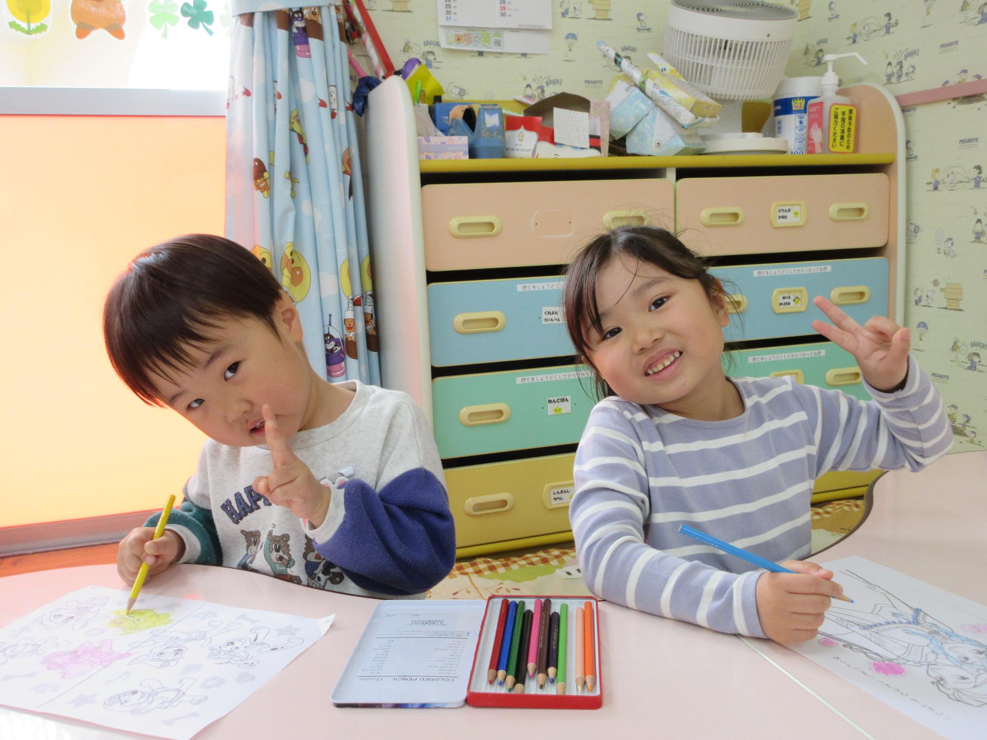 仲良くぬりえをしている男の子と女の子