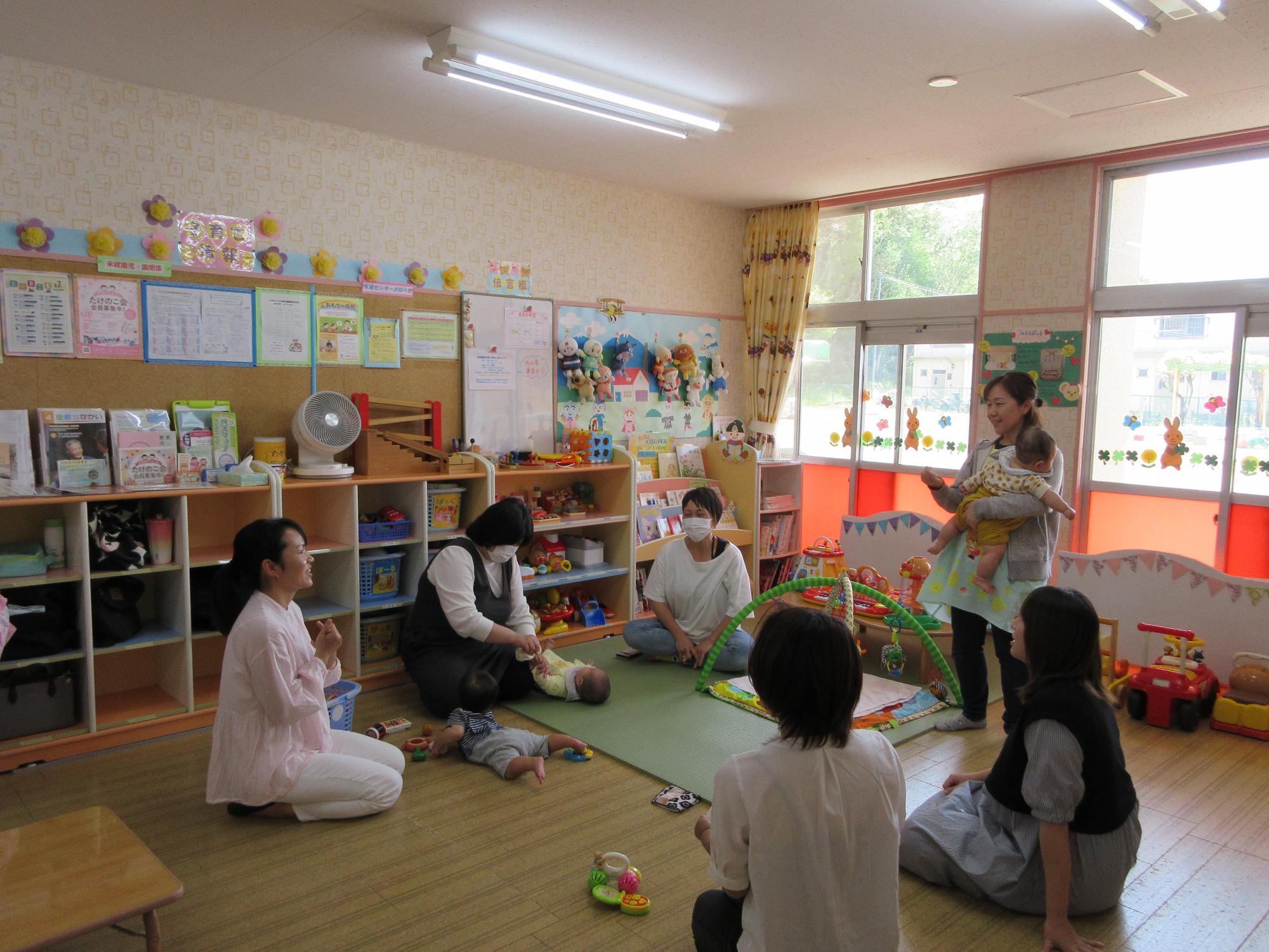 ひよっこひろばに参加した5組の親子が話をしている様子