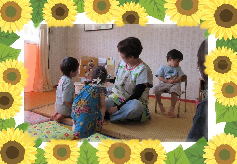 スタッフが絵本の読み聞かせをしていて、興味津々のこどもたちの様子