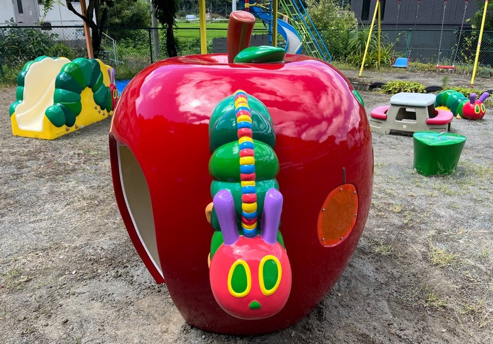 はらぺこあおむしのりんごの家の側面
