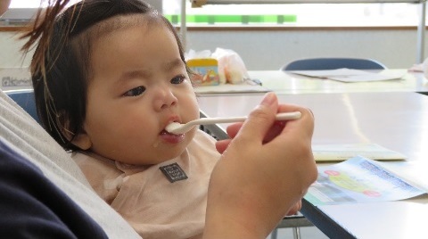 赤ちゃんが離乳食を食べている画像