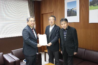 令和8年3月23日に尾上会長と小澤職務代理から戸村町長に答申書をお渡ししました。