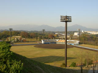ナイター用のライトが立っている中井星槎スタジアム（野球場）の写真