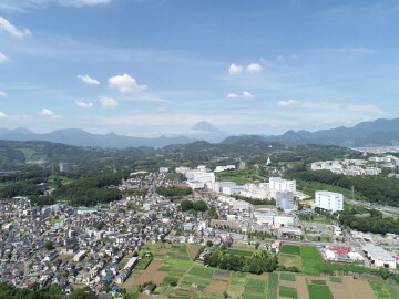 空と街並みと山々が見えている写真