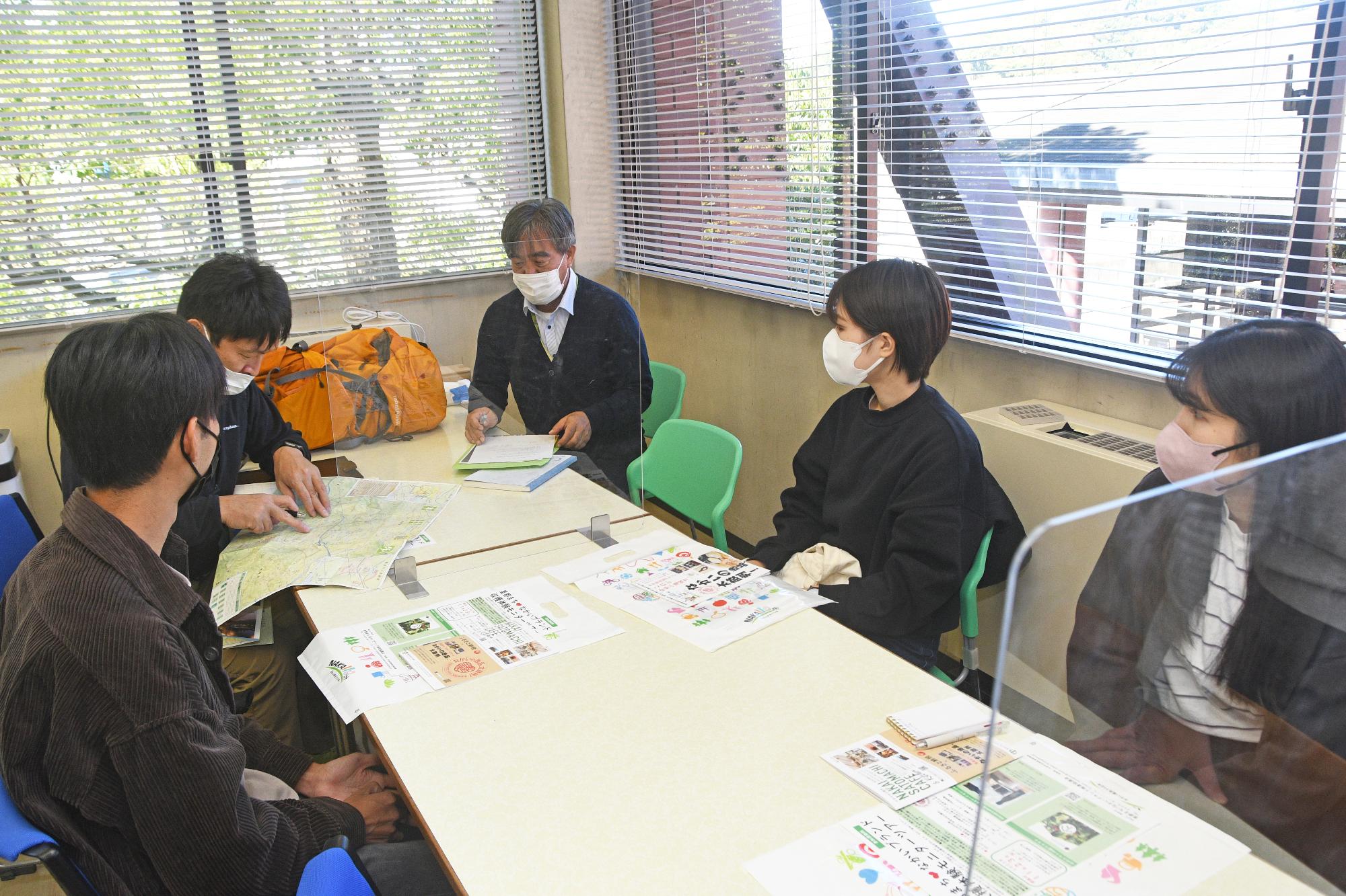 町職員と学生の打ち合わせ