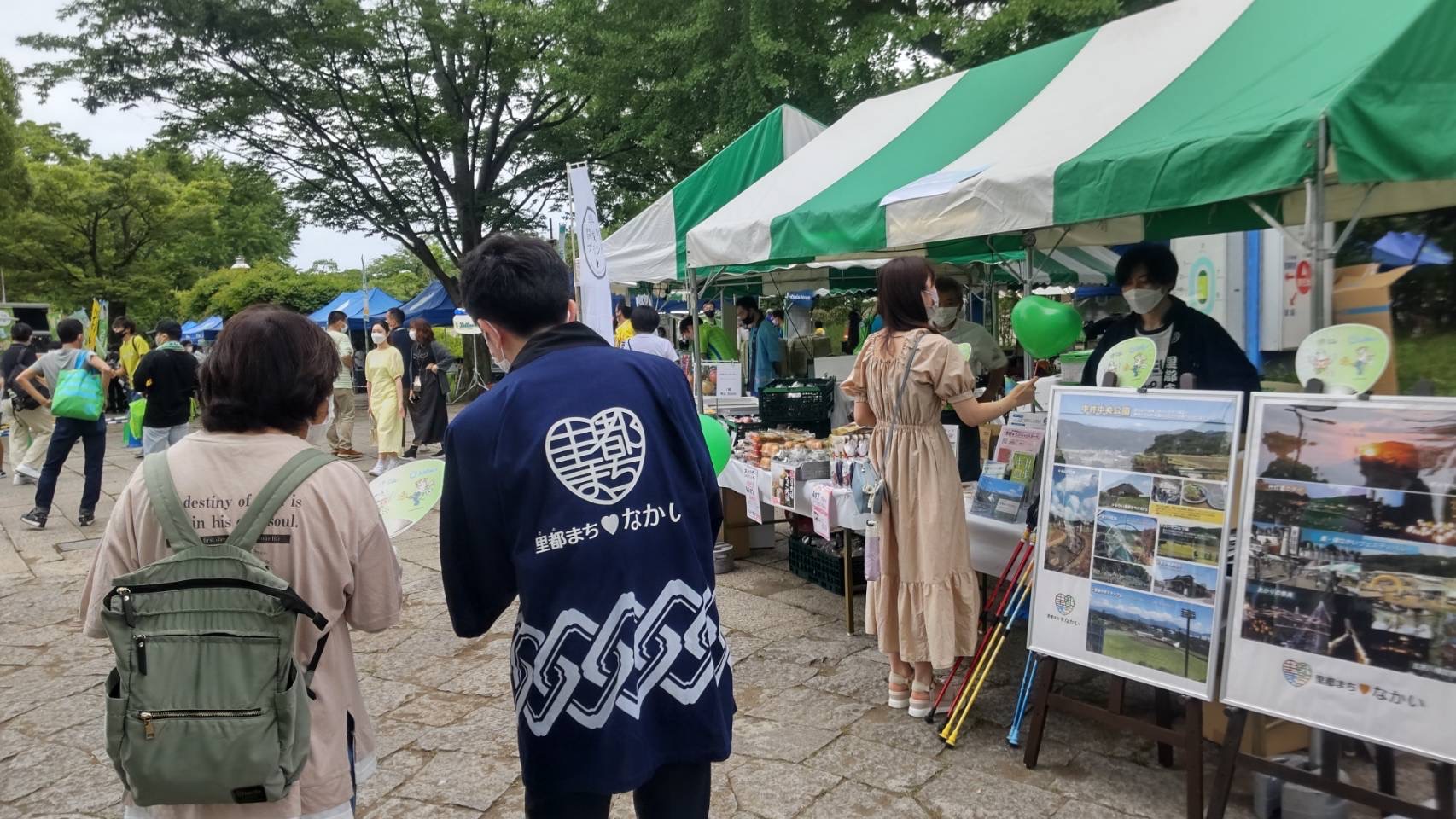 イベント時にブースを出展し町職員が来場者に町の紹介をしている写真