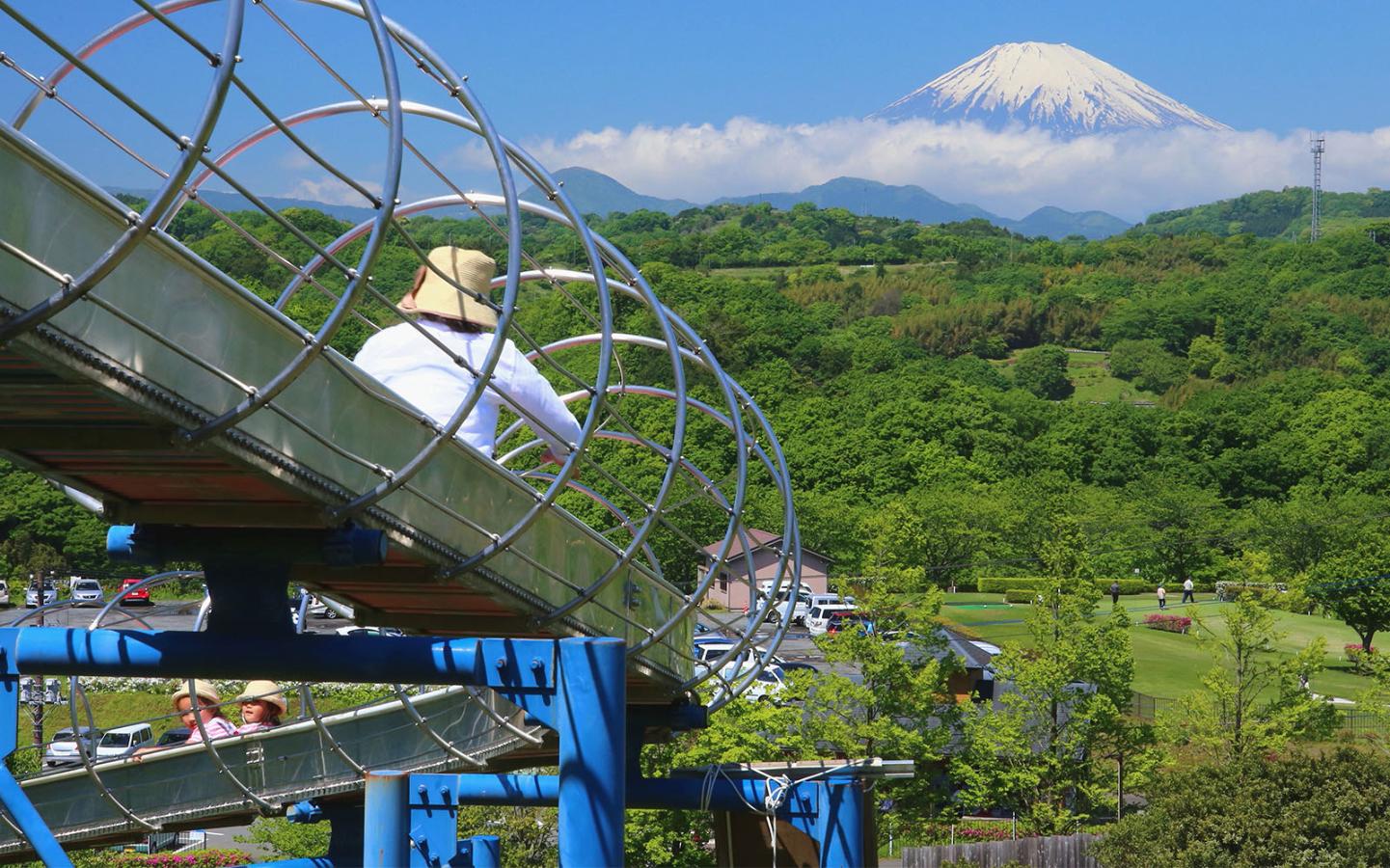 富士山が見える、眺望の良い滑り台を写した写真