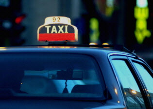 タクシーの行灯に92タクシーと書かれている写真
