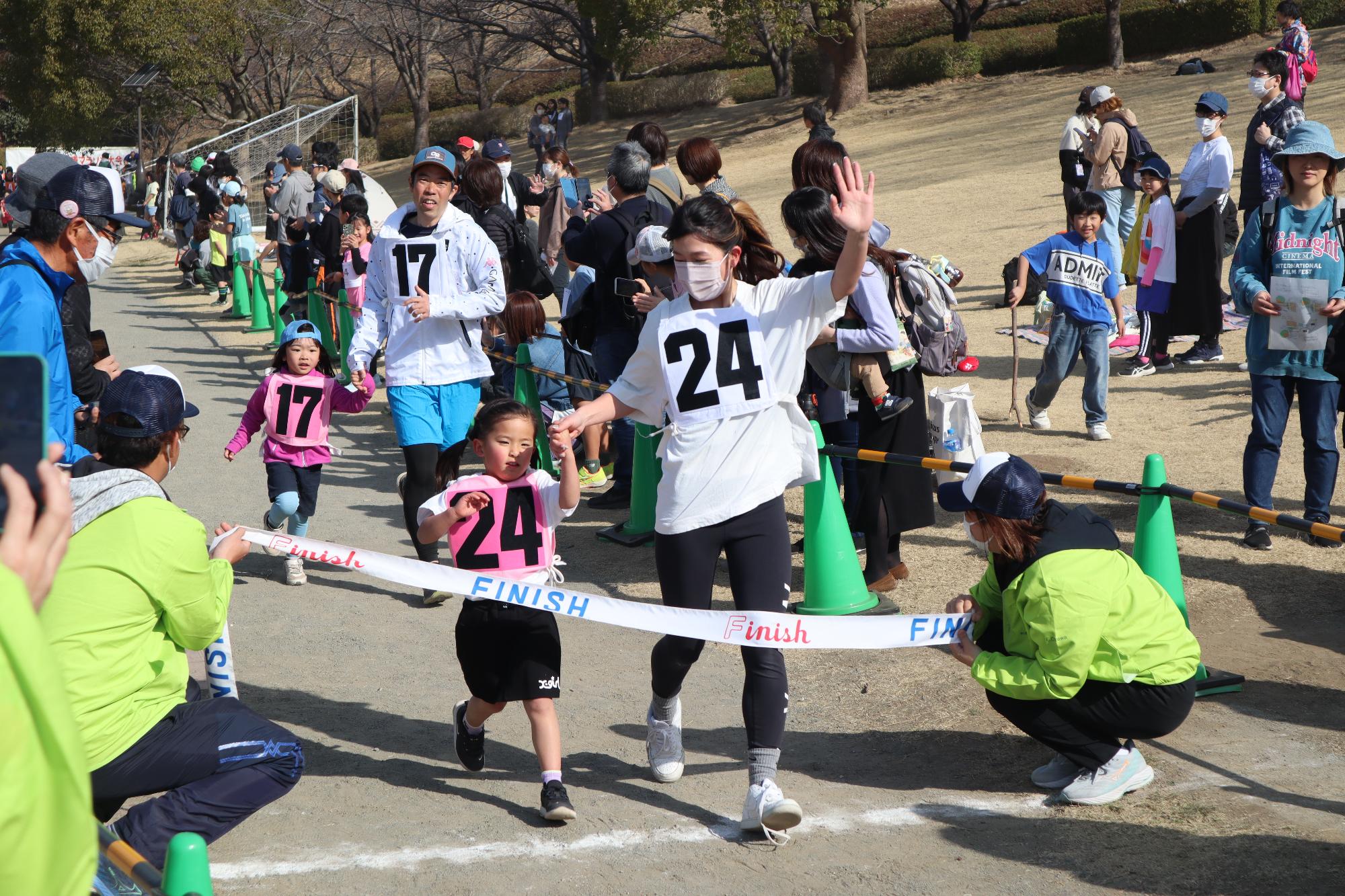 第51回中井町健康マラソン大会ファミリーの部ゴールの様子