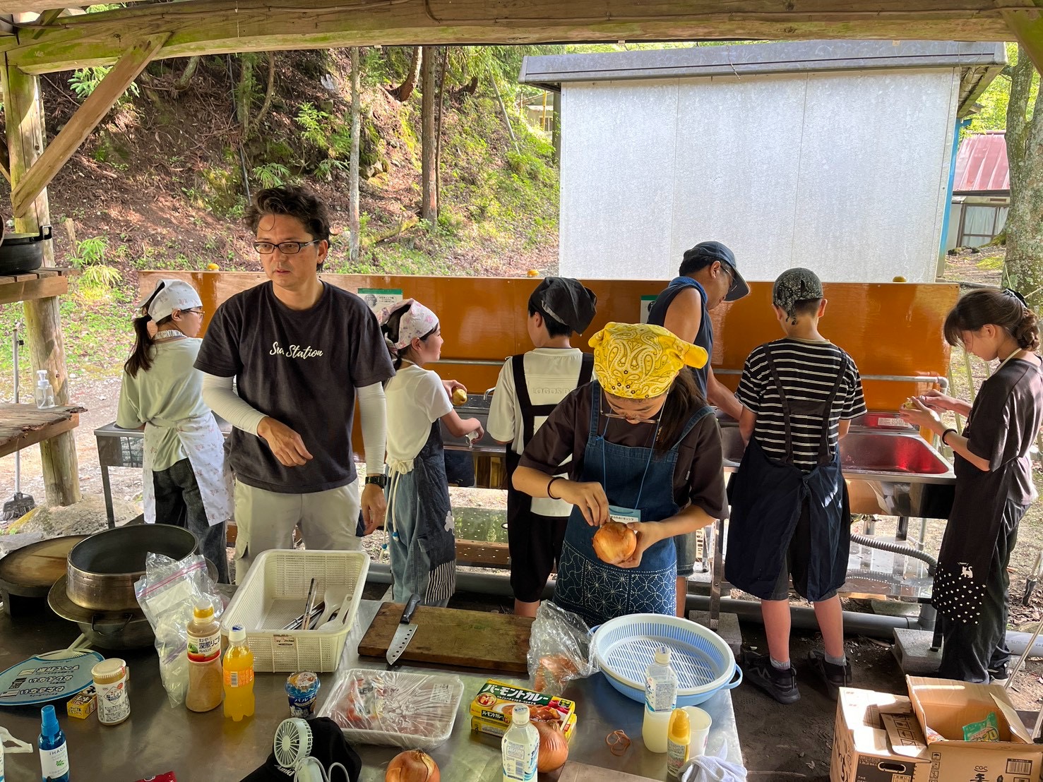 ふれあいキャンプでカレー作りをしている様子