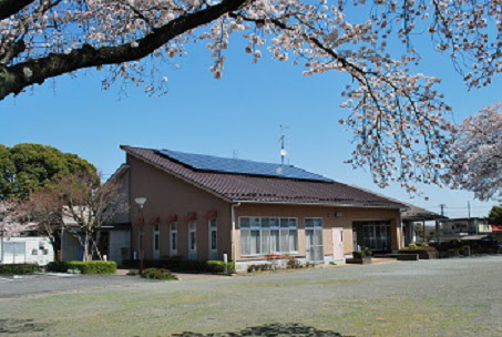 屋根にソーラーパネルが設置してある平屋建ての境コミュニティセンターの外観写真