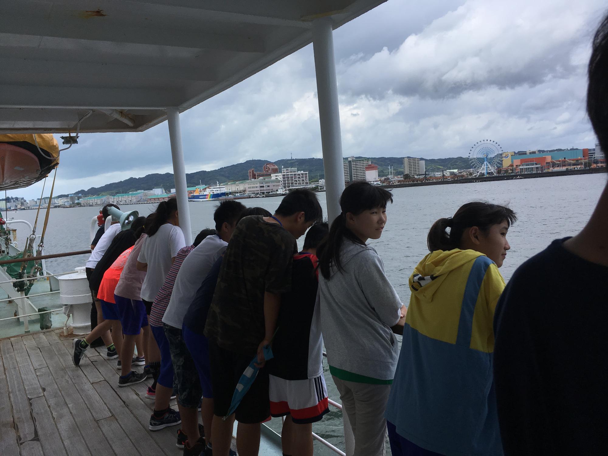 船から海を眺めている写真