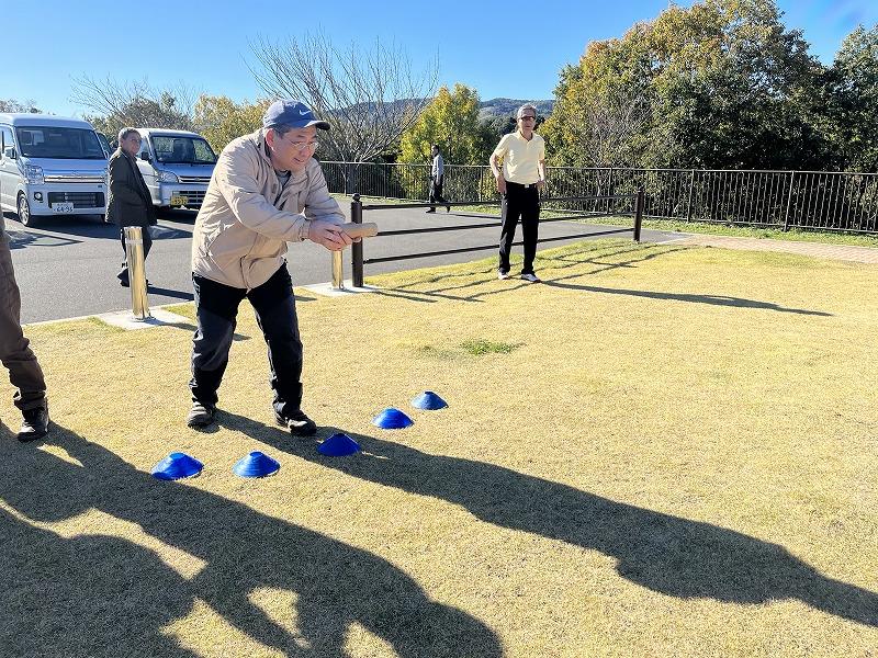 戸村町長がモルックを投げる写真