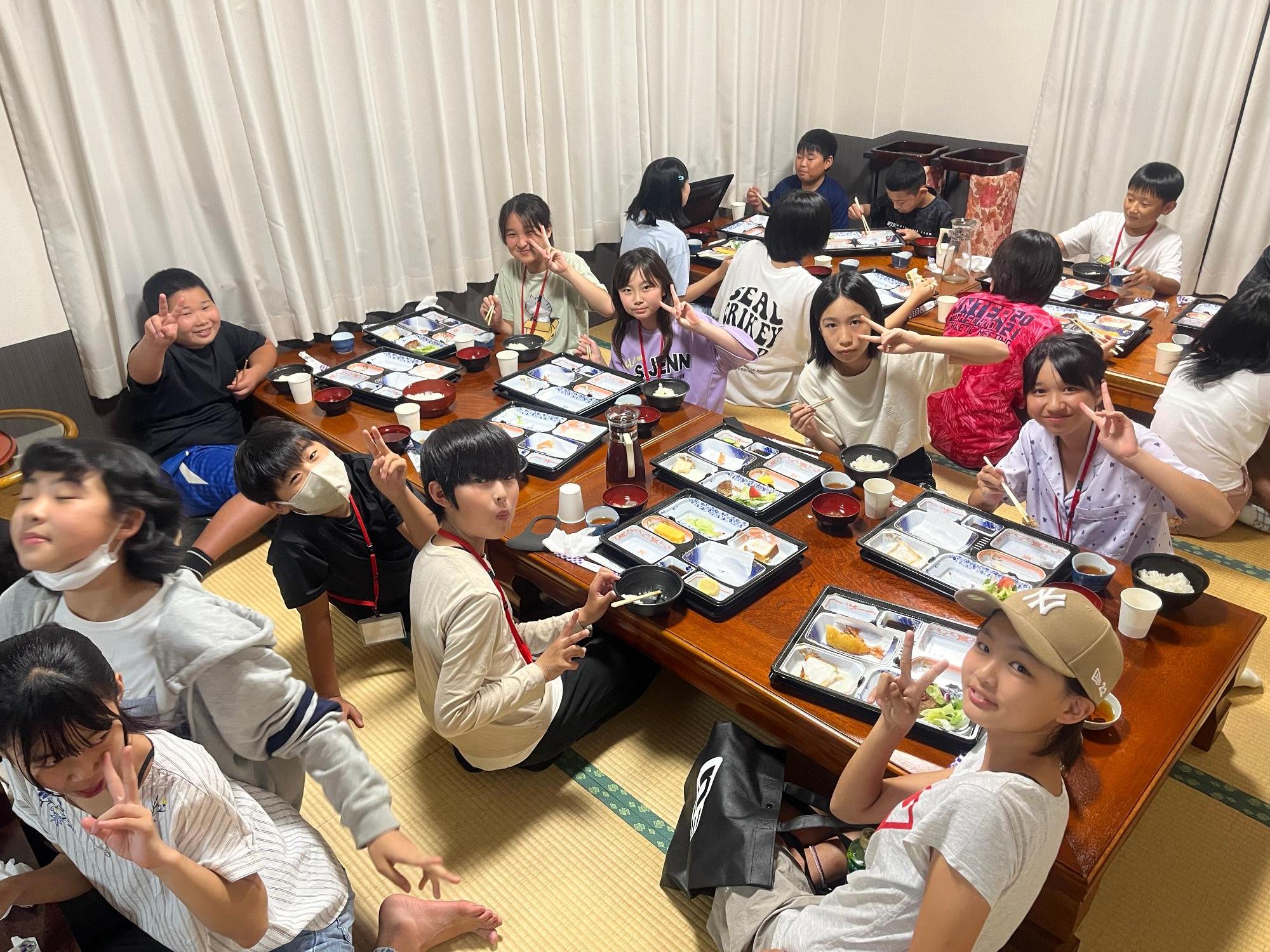 戸沢村交流で夕食を食べている様子