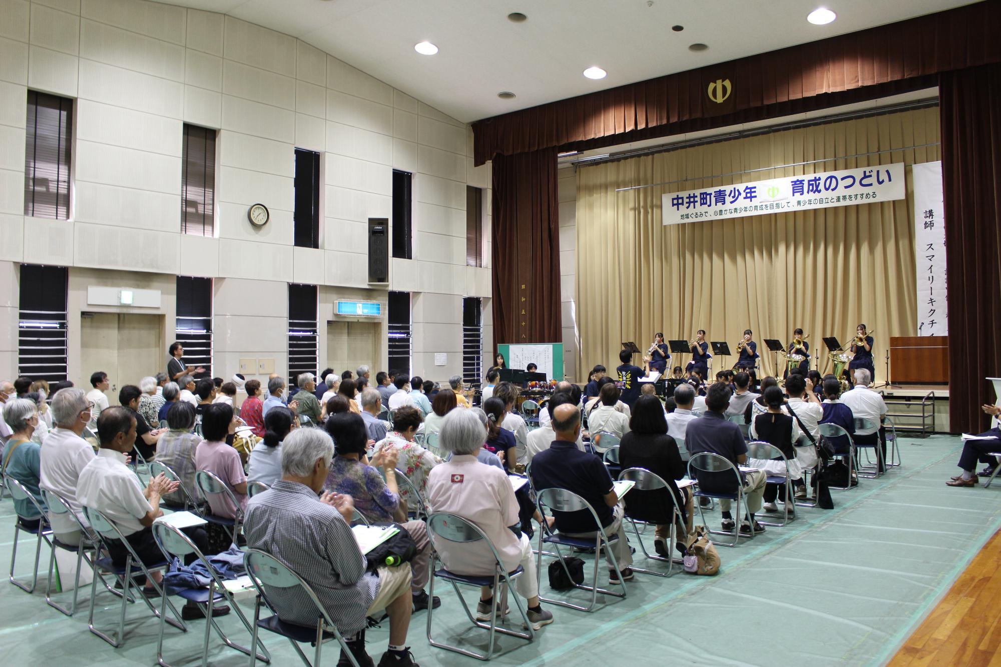 青少年育成のつどいで吹奏楽部が演奏している写真
