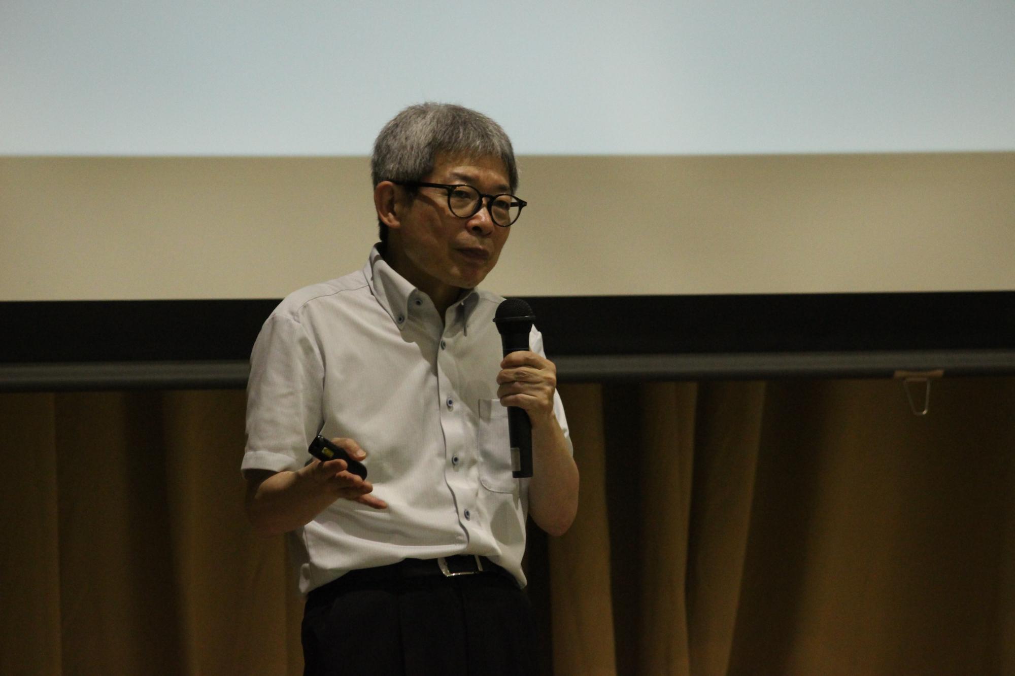 青少年育成のつどいで、平田オリザ氏が講演している様子