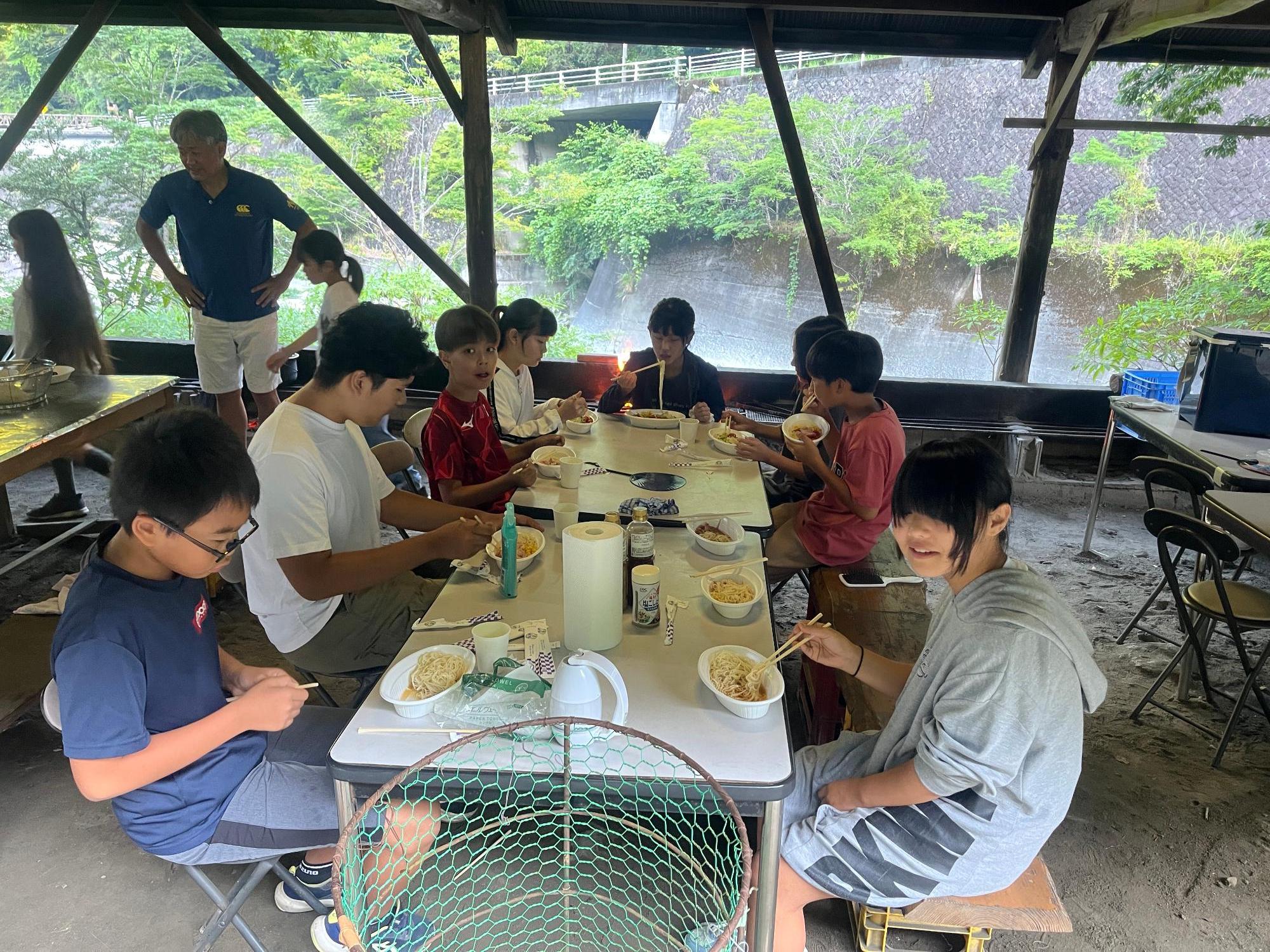 キャンプで朝食を食べている様子
