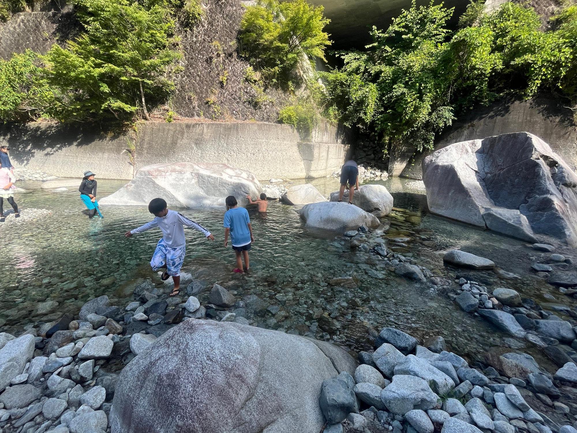 キャンプで川遊びをしている様子