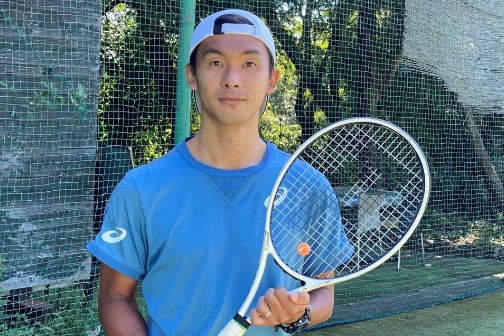 サンテニスガーデン代表の榊原氏がテニスラケットを持っている画像