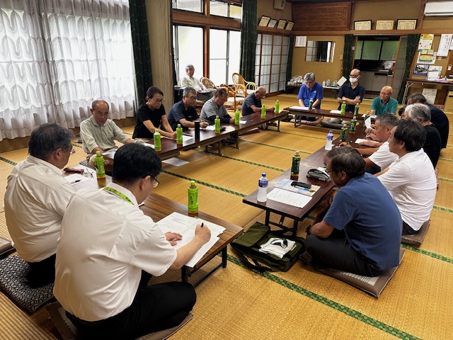 松本自治会館で地域の皆さんと懇談する様子の写真